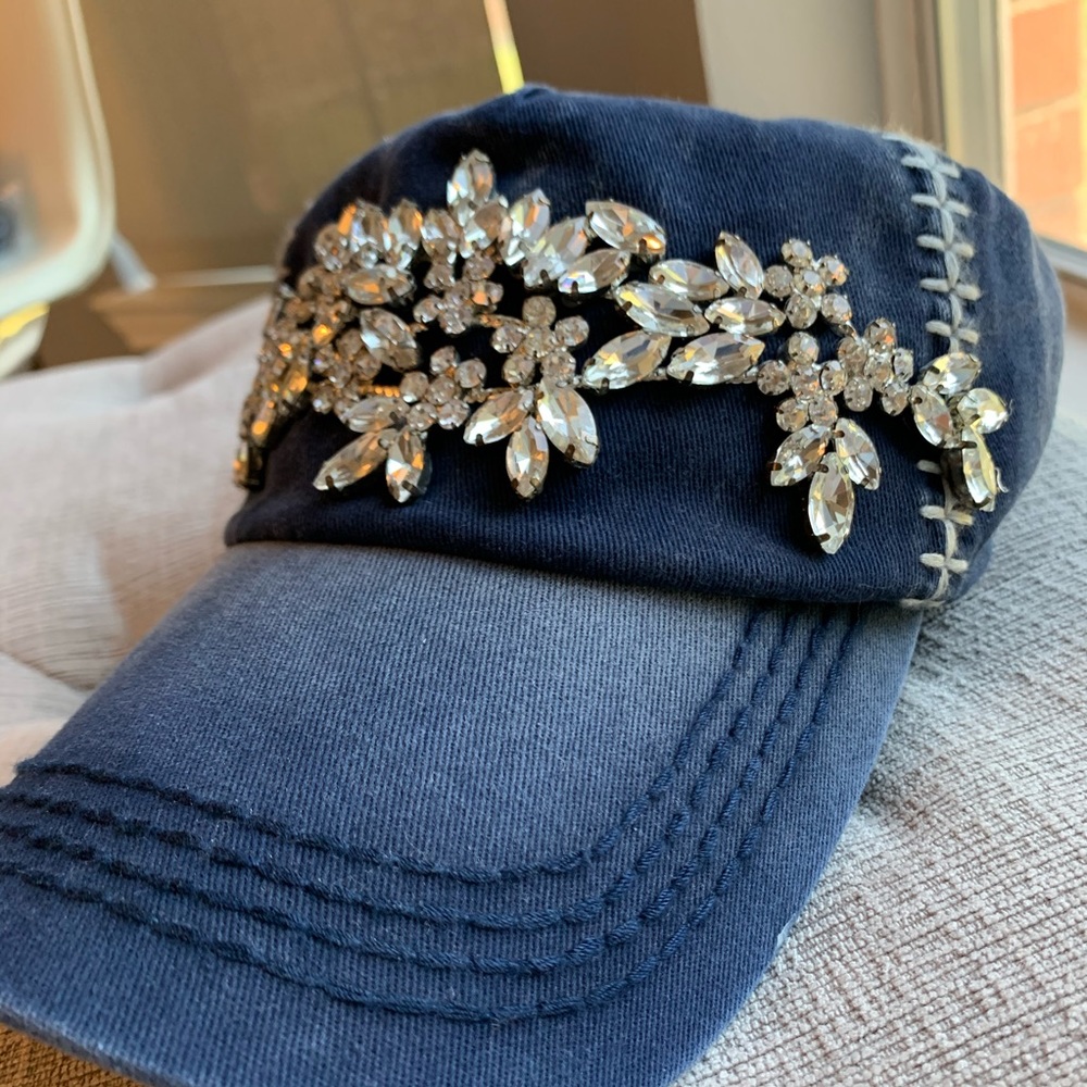 Statement hat